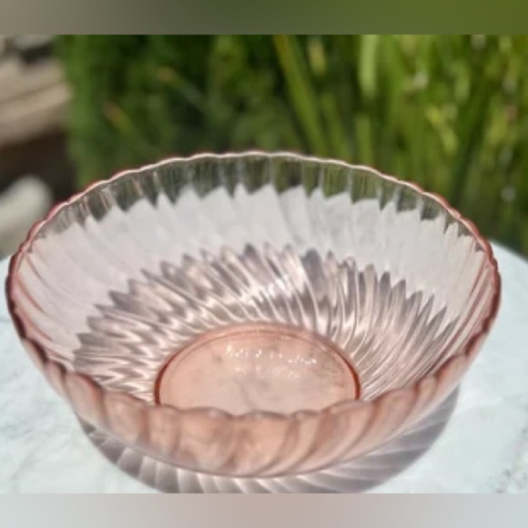 Vintage Arcoroc France Rosaline Pink Glass Swirl Fruit Salad Bowl Cottagecore - Picture 1 of 9